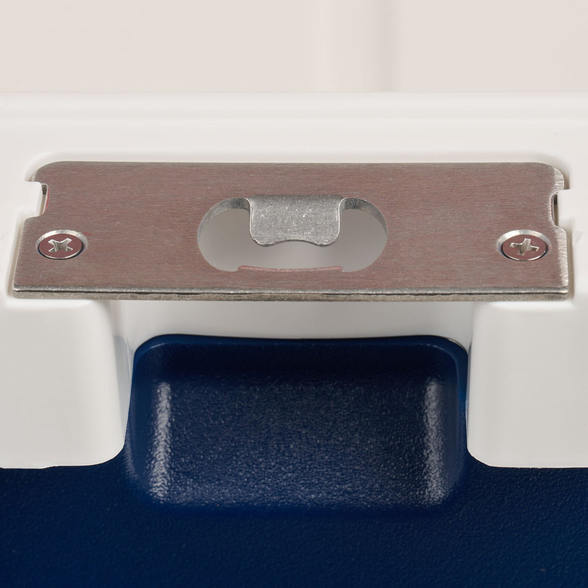 trailmate-75-qt-roller-cooler-z7 00035111-BO.jpg